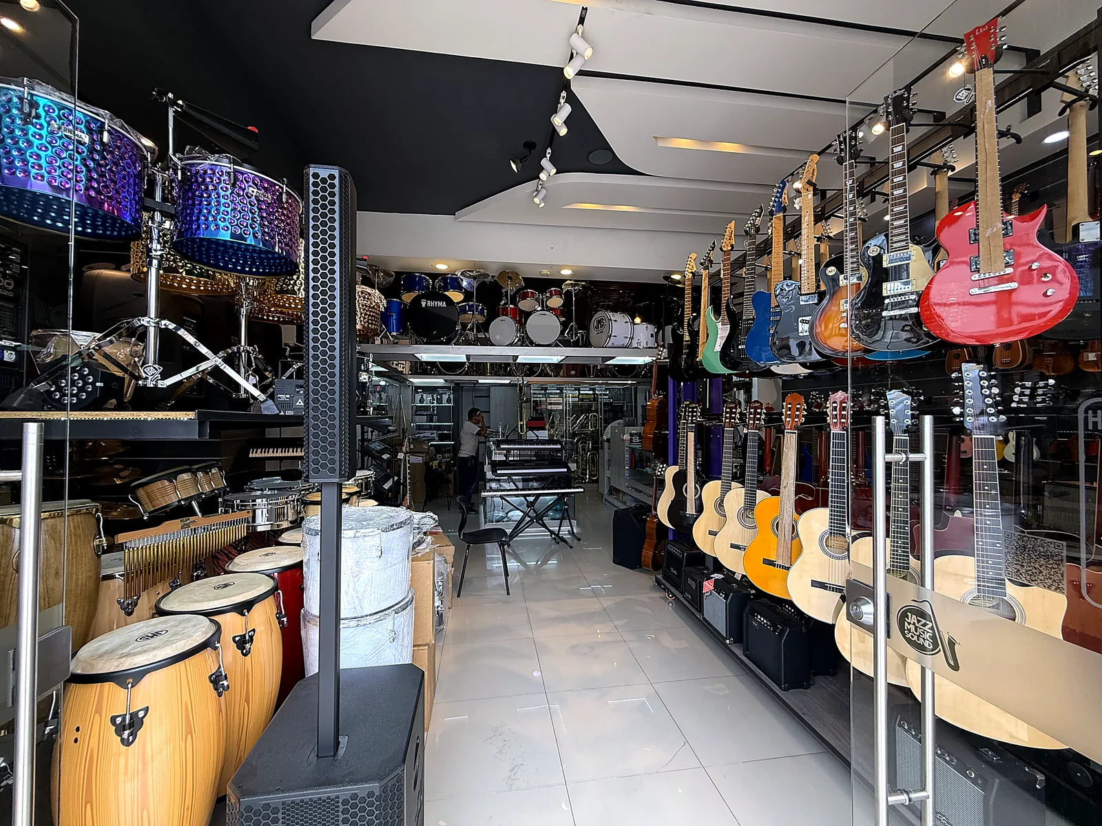 Entrada de la tienda Jazz Music Sound en Ocaña con percusión, guitarras y baterías