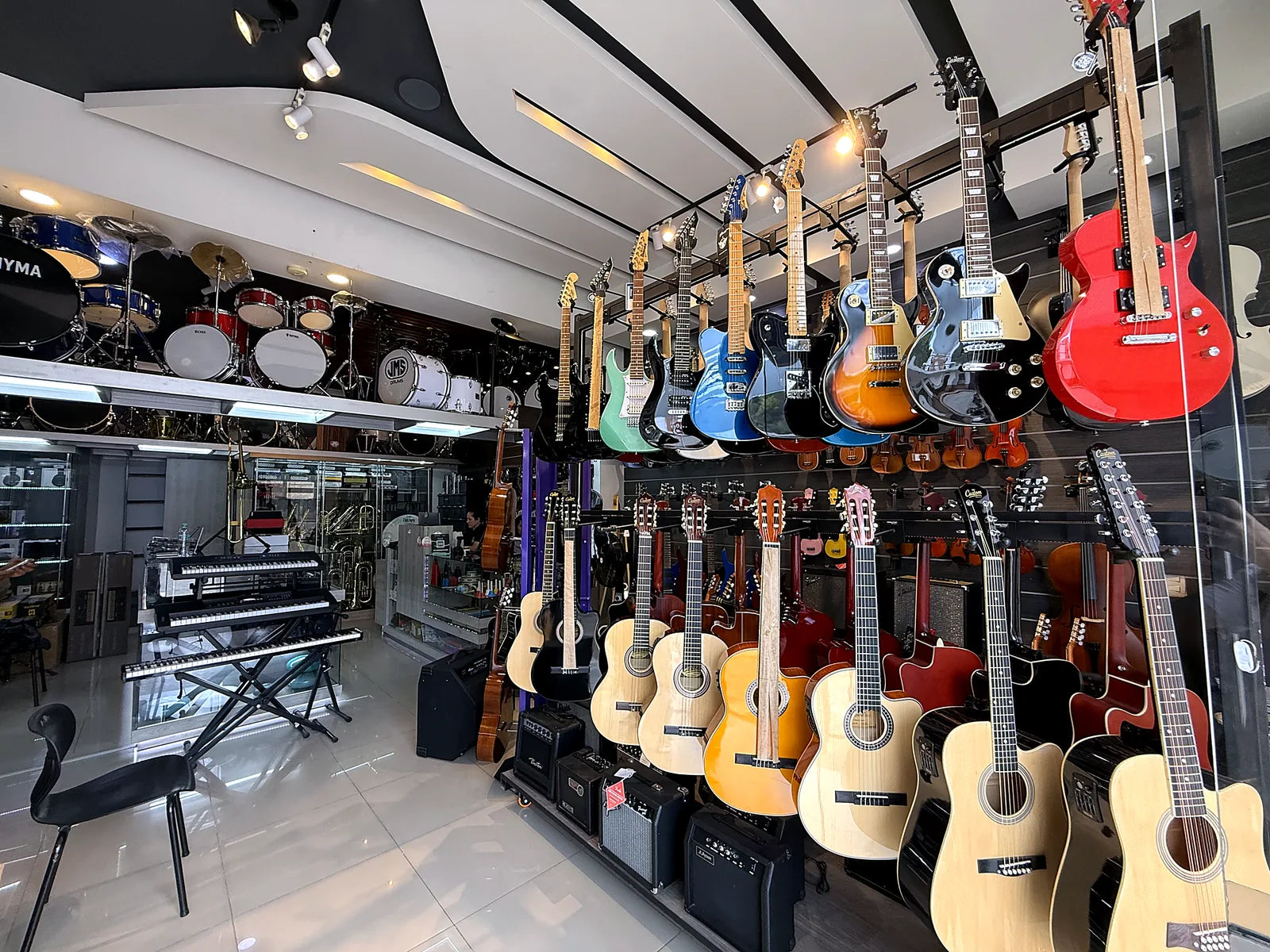 Pared de guitarras eléctricas y acústicas en Jazz Music Sound